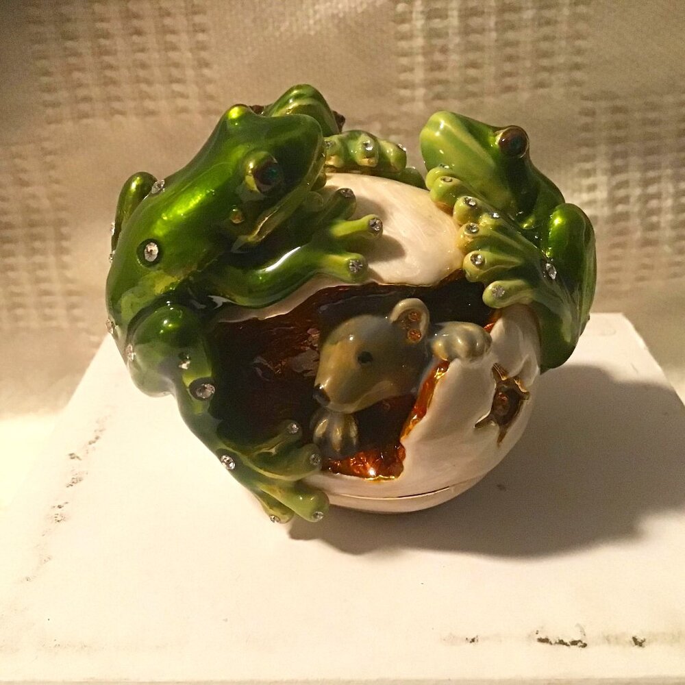 Keren Kopal Frogs on white Egg including hidden mouse F1960 new